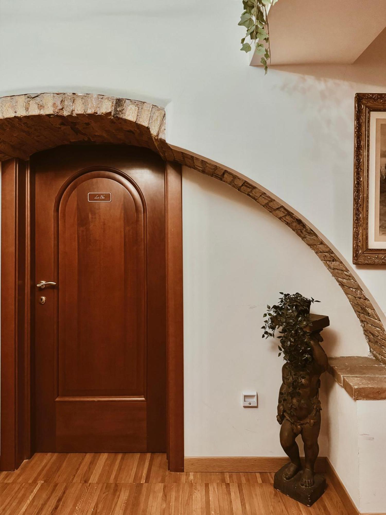 Residenza Tritone - Trevi Fountain — Photos 1